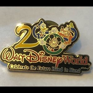 Disney Collectible Pin “2000 Celebrate the Future Hand in Hand”